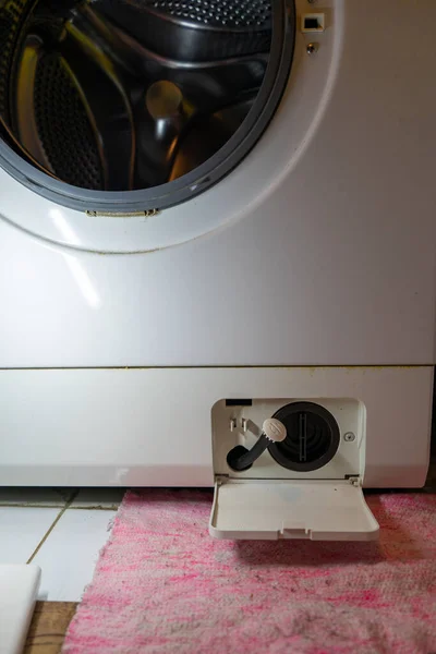 Çamaşır makinesi filtresi temizliği. Çamaşır makinesindeki filtre kirli.