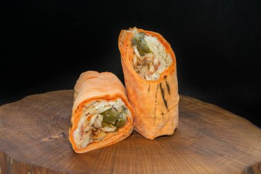 Shawarma, kesik şeklinde. Et ve sebzeli Shawarma..