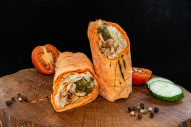 Shawarma et, ot ve sebze ile pide ekmeğine sarılmış..