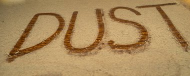 Mobilyaların yüzeyindeki toz tabakaları.