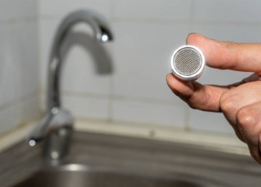 Elin yeni bir havalandırma cihazı tutuyor. Vinç havalandırmasının tamiri. Eski havacıyı yenisiyle değiştirmek..