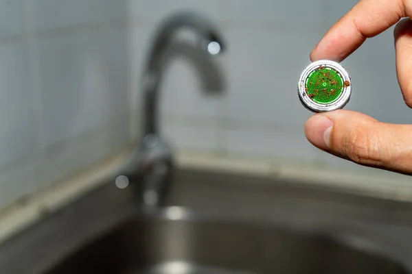 Vinci tortulardan temizliyorum. Erkek el tıkanmış bir havacı tutuyor..