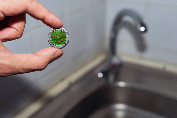 Vinci tortulardan temizliyorum. Erkek el tıkanmış bir havacı tutuyor..