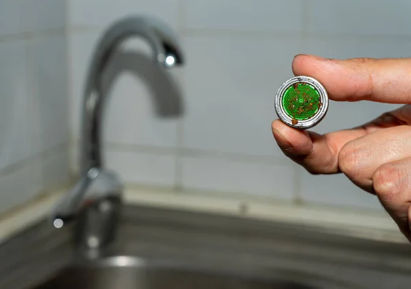 Vinç havalandırmasının tamiri. Havalandırmayı tortulardan temizliyorum. Eski kirli kireç taşı karıştırıcı sprey..