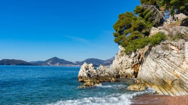 Ağaçlarla kaplı bir kayalık. Karadağ