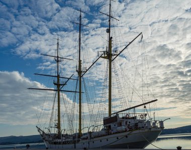 Karadağ 'ın Tivat kentindeki bir rıhtıma yanaşmış güzel beyaz bir yelkenli..