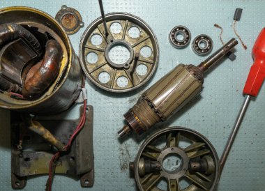 Parçalanmış durumdaki elektrik motoru