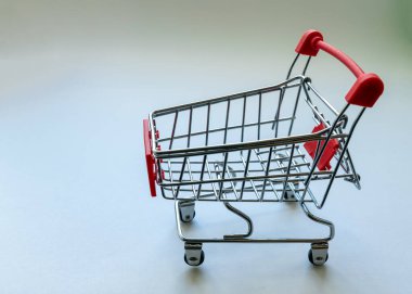 Beyaz arka plana karşı Minyatür Alışveriş Aracının Yakın Çekimi