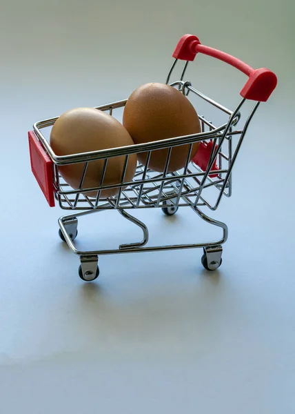 Čerstvé Kuřecí Vejce Hračkářském Vozíku Supermarketu Koncept Kupování Kuřecích Vajec — Stock fotografie