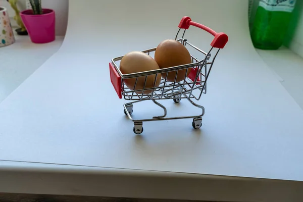 Vers Kippenei Een Speelgoedwinkelwagentje Van Supermarkt Concept Kippeneieren Kopen Voedselkar — Stockfoto