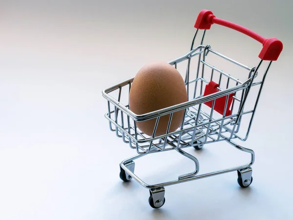 Fresh Chicken Egg Toy Grocery Cart Supermarket Concept Buying Chicken — Stock Photo, Image