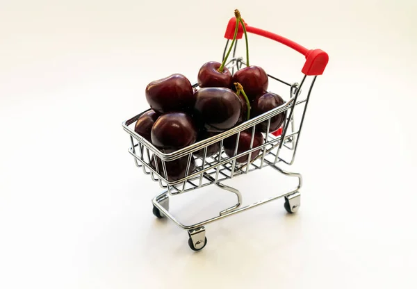 Šťavnaté Velké Zralé Červené Třešně Malém Nákupním Vozíku Jejich Supermarketu — Stock fotografie