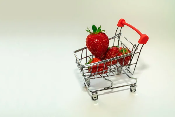 Vozík Potravinami Supermarketu Naplněný Čerstvými Jahodami Nákup Jahod — Stock fotografie