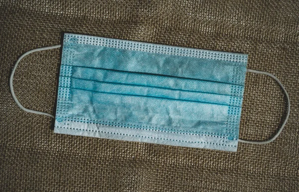 Tıbbi koruma maskesi. Tek kullanımlık yüz maskesi. Tek kullanımlık yüz maskesi grip, koronavirüs COVID-19 ve diğer hastalıklara karşı korunmak için kullanılır..