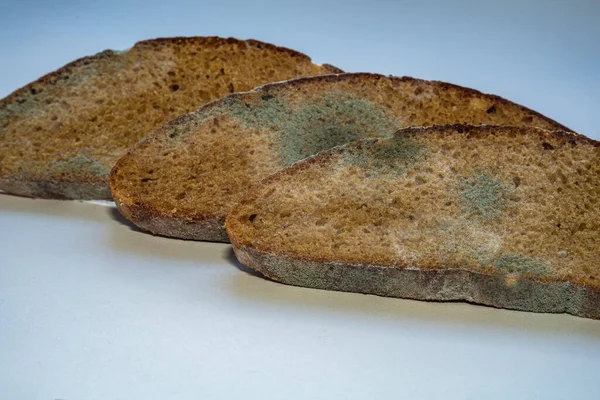 Три Скибочки Темного Житнього Хліба Покритого Цвіллю Грибком Зіпсований Хліб — стокове фото