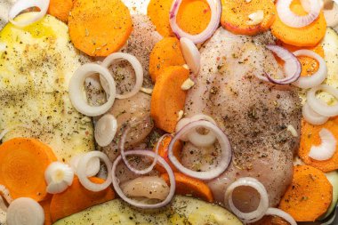 Izgara için sebzeli tavuk göğsü. Barbekü.