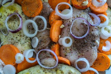 Izgara için sebzeli tavuk göğsü. Barbekü.