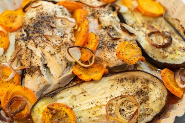 Izgara için sebzeli tavuk göğsü. Barbekü..