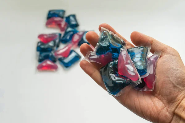 Elindeki kapsüllerdeki sıvı tozu.