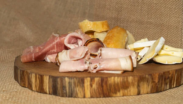 Étkezőasztal Előételekhez Sajt Sonka Paradicsom Prosciutto Cold Cuts — Stock Fotó