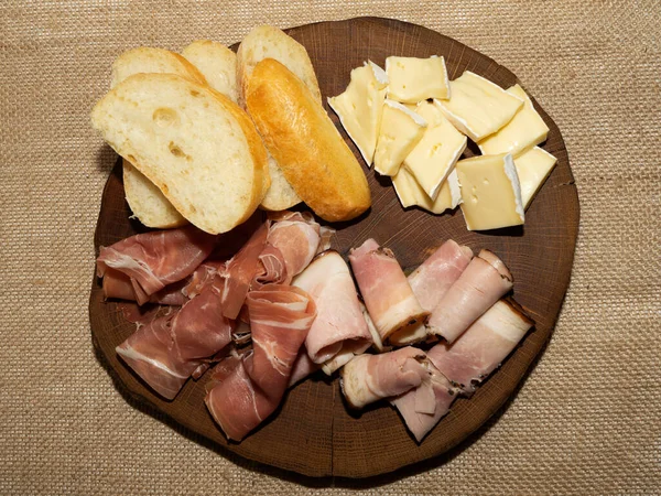 Weinvorspeise Vorhanden Schinken Parmaschinken Baguette Käse Auf Einem Holzständer — Stockfoto
