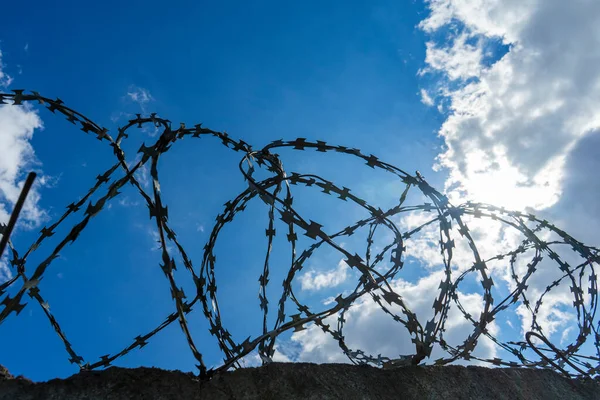 Spirals Barbed Wire Blue Sky Clouds — Stock Photo, Image