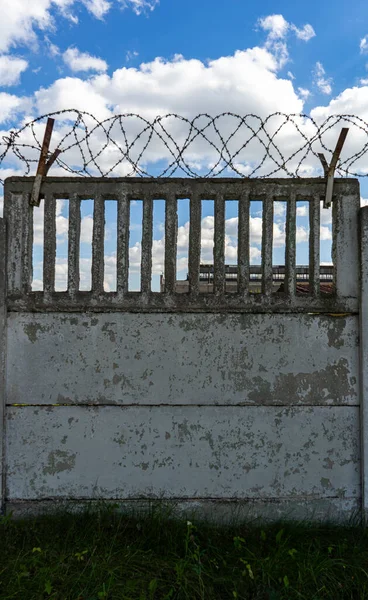 Barbed Wire Concrete Fence Sky Protected Area Monochrome Photo — Stock Photo, Image