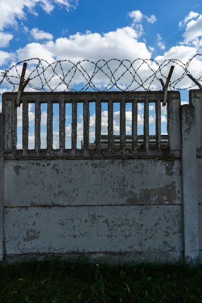 Barbed Wire Concrete Fence Blue Sky Protected Area — Stock Photo, Image