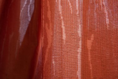 Işığın parladığı kırmızı kumaş..