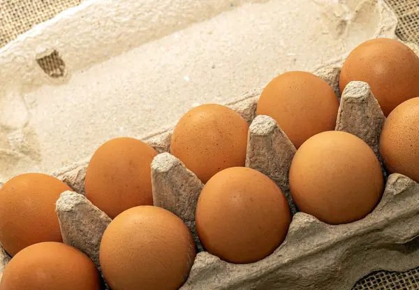 Куриные Яйца Картонной Коробке Фоне Мешковины — стоковое фото