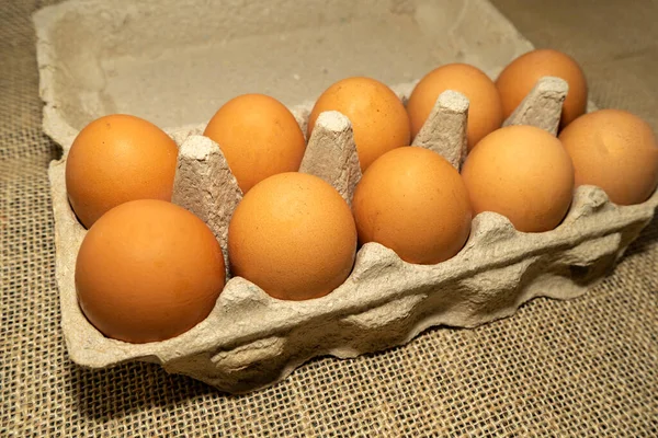 Десять Курячих Яєць Картонній Тарі Фоні Мішковини Русичний Стиль — стокове фото