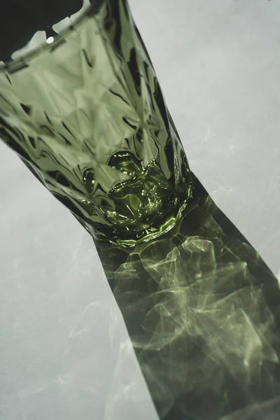Vidrio Geométrico Facetado Colorido Bebida Vacío Verde Ángulo Visión Una — Foto de Stock