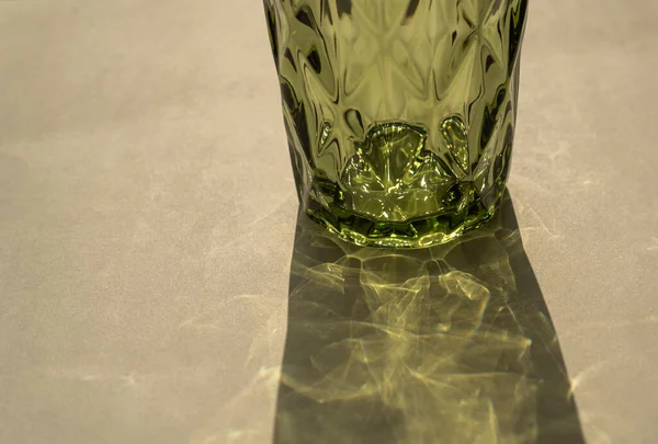 기하학적 유리와 음료수 유리잔의 그림자 — 스톡 사진