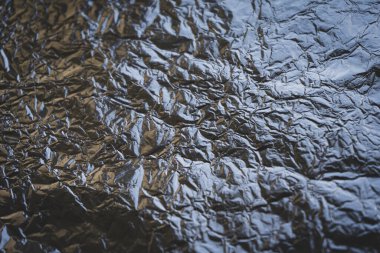 İnce yiyecek folyosu, parlak bir nane yüzeyi ve desenli bir arka planı var.