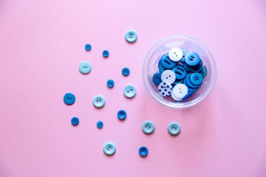 Renkli dikiş düğmeleri ile düz yatıyordu, model al, üst görünüm.