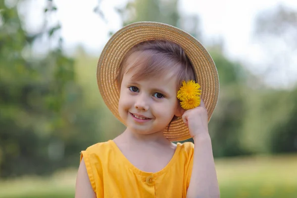 Lindo retrato adorable de hermosa niña en sombrero —  Fotos de Stock