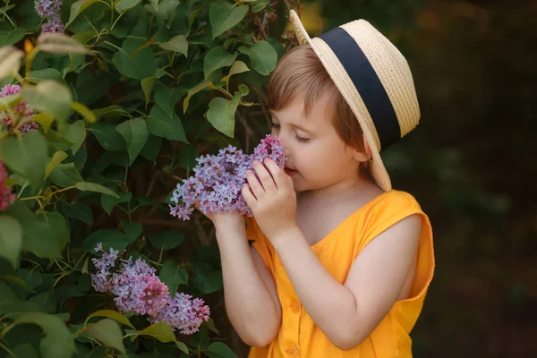 Lindo retrato adorable de hermosa niña en sombrero —  Fotos de Stock