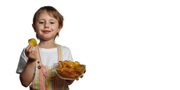 Menina bonito com batatas fritas em placa no fundo branco — Fotografia de Stock