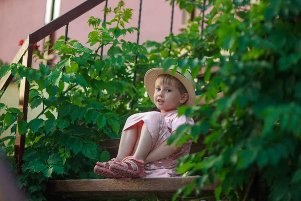 Retrato de la niña linda de moda sentada en los escalones al aire libre — Foto de Stock