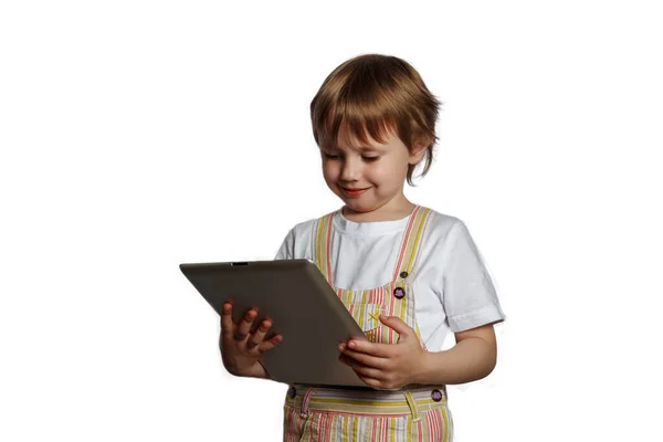 Beleza bonito pouco caucasiano blobd menina em branco t-shirt segurar tablet — Fotografia de Stock