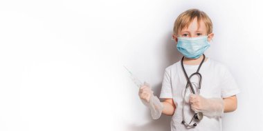 Steteskopla izole edilmiş bayrağı olan tıbbi maskeli şirin küçük kız.