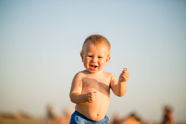 Gün batımında küçük şirin erkek bebek portresi..