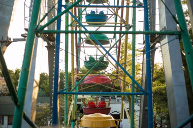 Çocuk parkında gözlem çarkı