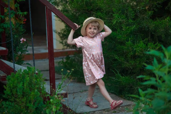 Retrato de la niña linda de moda que se queda cerca de pasos al aire libre — Foto de Stock