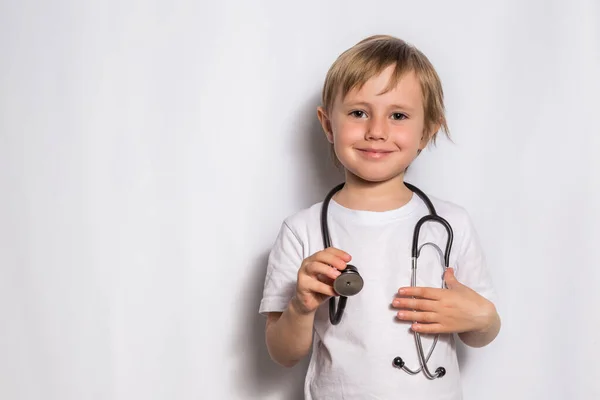 Petite fille mignonne en masque médical avec bannière isolée stéthoscope — Photo