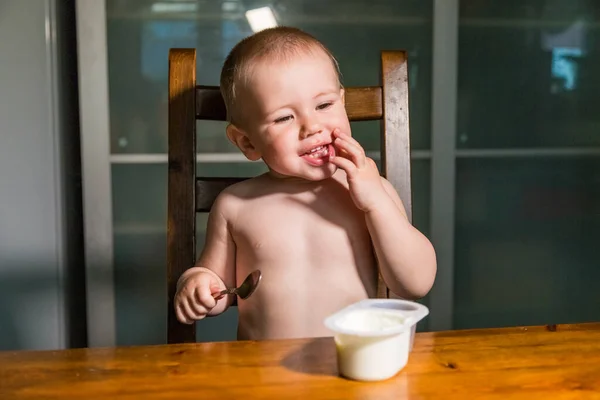 Bambino adorabile che mangia fiocchi di latte da cucchiaio, spuntino di latte sano . — Foto Stock