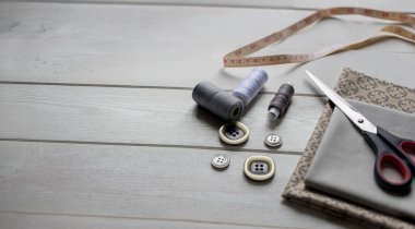 Dikiş işi, dikiş malzemeleri ayarlandı. Ögeler dikiliyor.