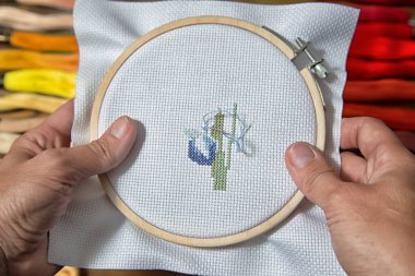 Hanımefendinin ellerine nakış işleme aksesuarları