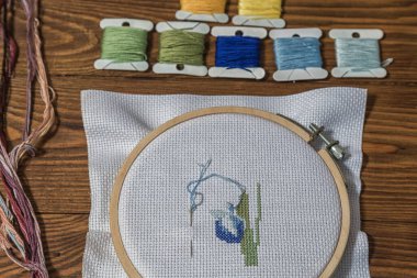 Masanın üzerine işlemeli koloful iplikleri.