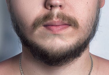 Genç yakışıklı adam tıraş olmadan önce manzarayı traş et.